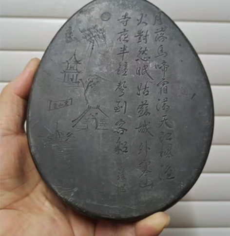 一方刻有【唐代】张继本身款的《枫桥夜泊》诗...