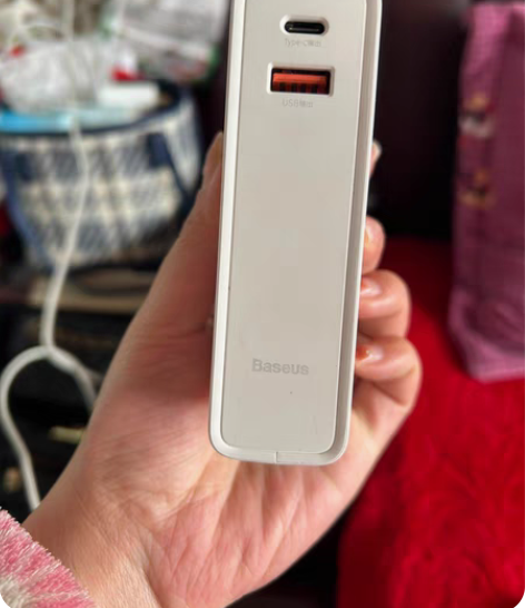 包邮倍思充电宝，10000毫安，线下实体店...