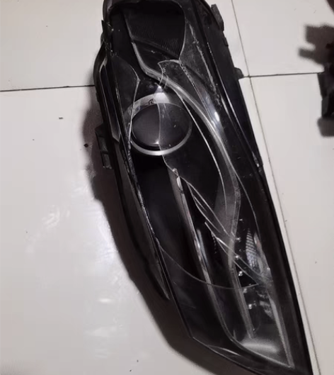 2014款奥迪A4L左前破损大灯，灯面破损...