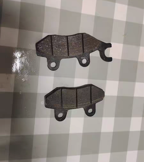 出换下来的无极SR150GT前刹车片，原车...