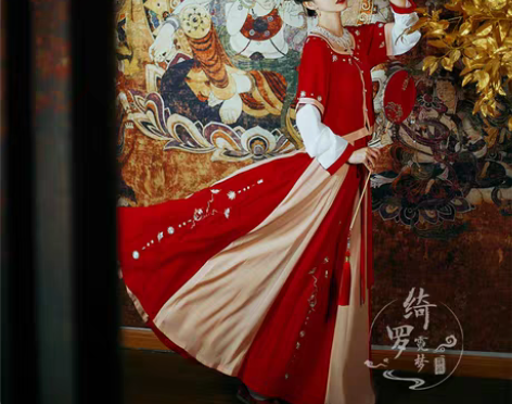 转卖绮罗霓梦 原创刺绣坦领汉服三件套半臂内...