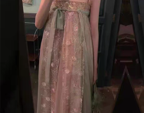 包邮齐胸汉服，全新 感兴趣的话点“我想要”...