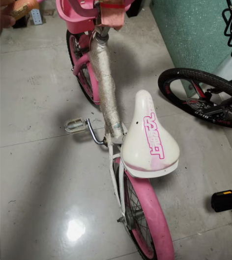 上海永久女童自行车,12寸,自提。放的时间...