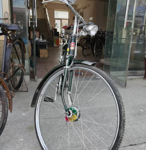 刚刚到家一辆八十年代墨绿色永久17型自行车...