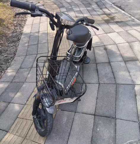 二手电动车，品牌:爱玛 9成新，电池可跑1...