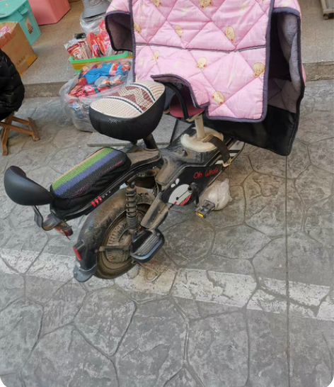 雅迪电动车，灯亮、喇叭响，美女一手车，去年...