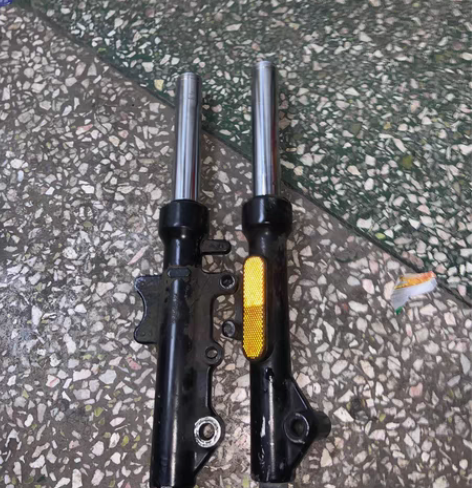 九成新小牛前减震 不包邮几乎全新小牛电动液...