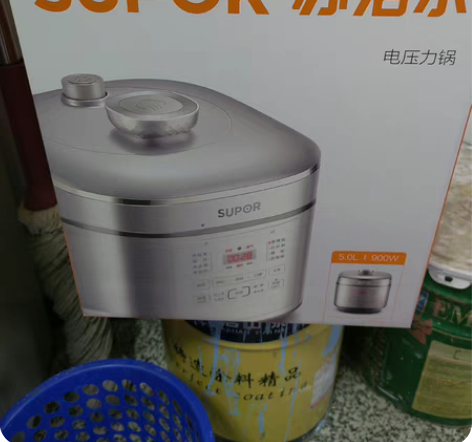 苏泊尔电压力锅,五升900W 够三个人以上...