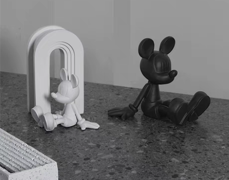 转卖密度家居现代轻奢黑白坐姿米奇公仔潮流手...