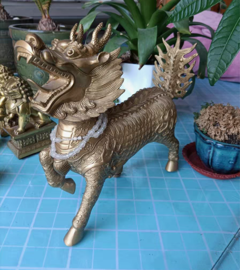 纯铜麒麟一只，造型精美，品相如图，看好再拍...