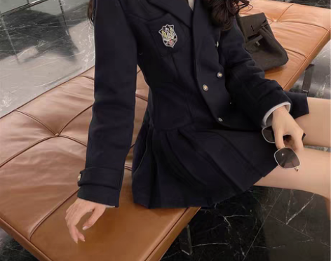 转卖赫本轻熟风秋季新款小香风娃娃领小个子学...