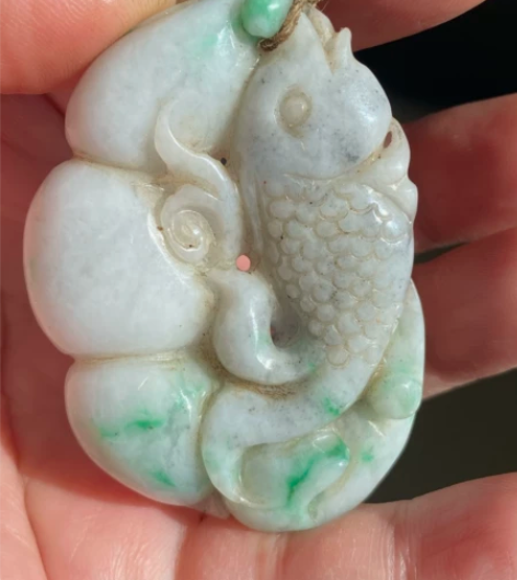出一个老翡翠雕件、高5.6厘米、宽4厘米、...