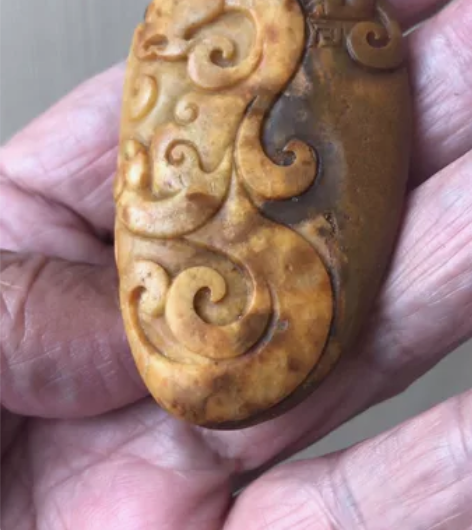 和田玉双色籽料“古龙凤呈祥”小把件。雕刻细...