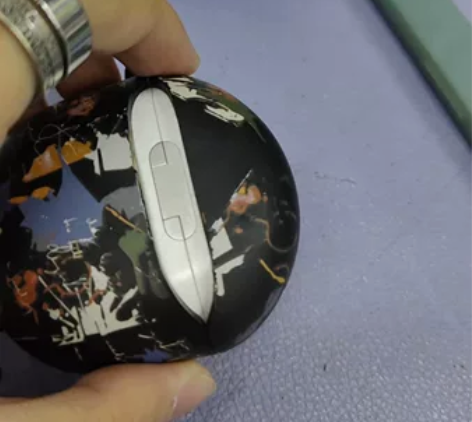 一加官网购买的 ，一直有贴纸佩戴，耳机盒因...