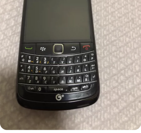 俩黑莓手机 一个是Q20 另一个不知道啥型...