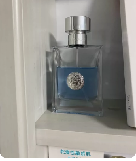 范思哲的经典同名香水50ml的，是正品，可...