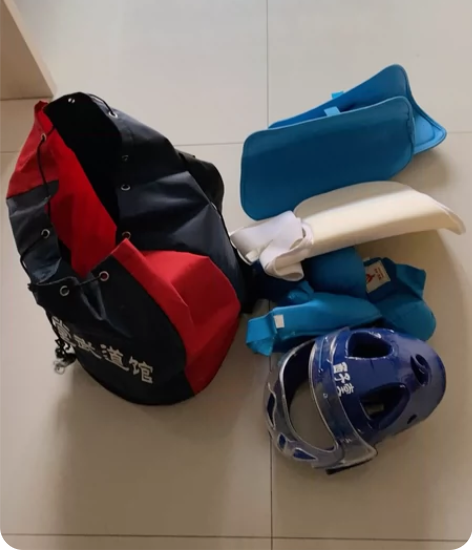 儿童空手道护具一套,买来没有用几次。有需要...