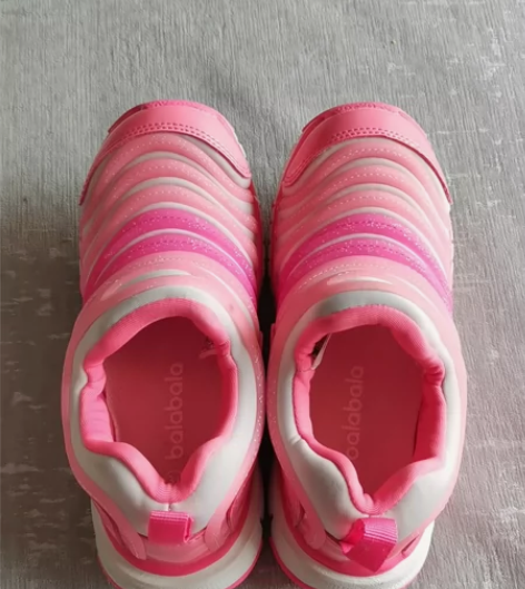 巴拉巴拉31码春款毛毛虫女童运动鞋！内长2...