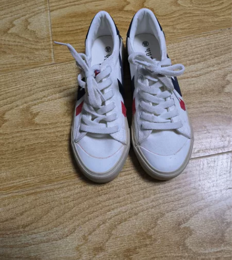 白色布鞋，几乎全新，质量很好，35码的，没...