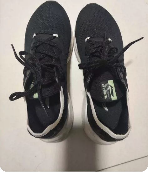 李宁的鞋子，女生37码的。穿过2天。李宁2...