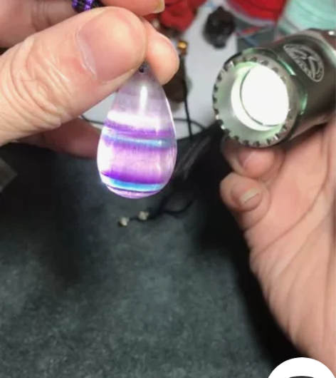 天然彩萤石吊坠 里面的景很好看，层层叠叠，...