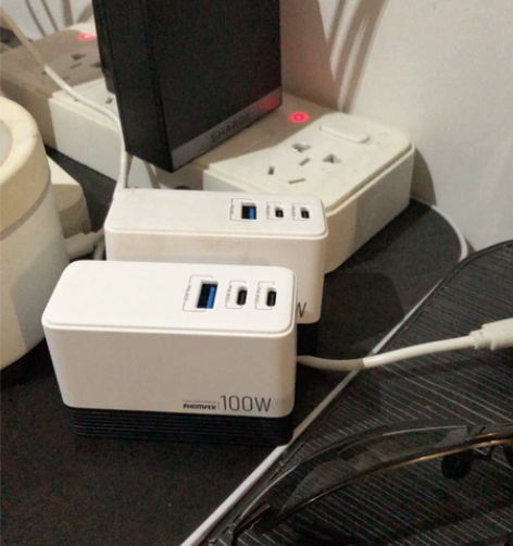 两个remax，氮化稼充电头，充电器，一个...