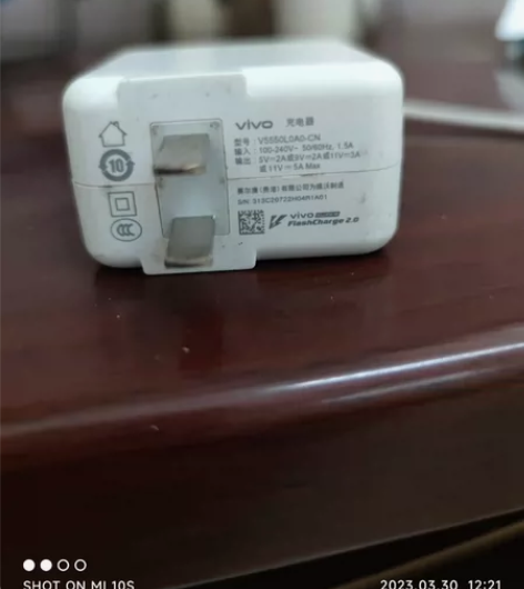 ViVO原装充电头55W，明显使用痕迹。 ...