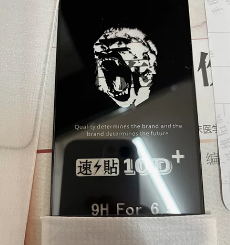 出两张苹果11promax钢化膜,摸着都挺...