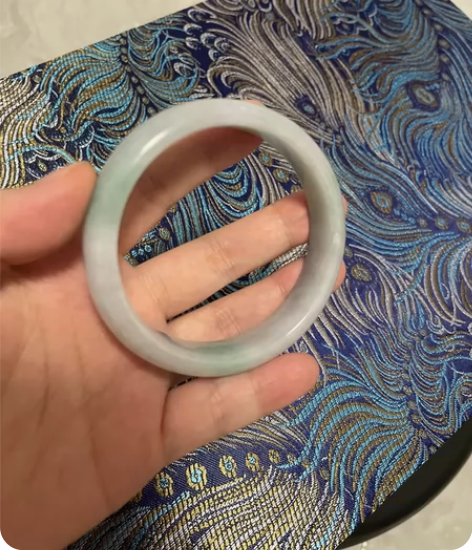 天然A货翡翠手镯，淡春彩手镯 灯光是最普通...