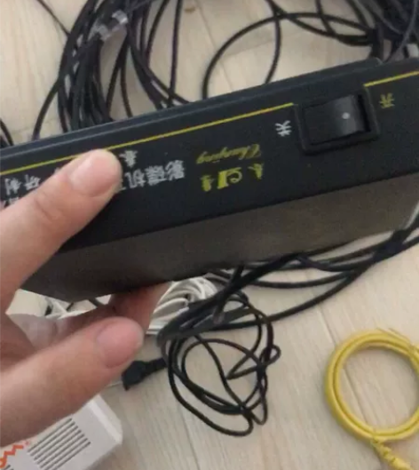 联通光猫盒、全新网线一卷、视频转换器一堆包...