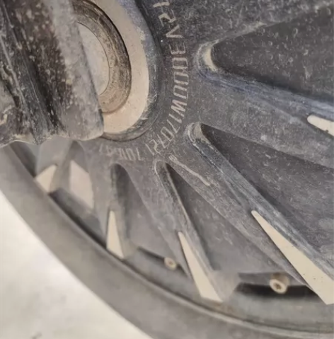 骠骑大电摩，72-45的电池，充满电跑70...