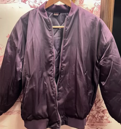 紫色面包棉服，棒球外套，很正的紫色，很好看...