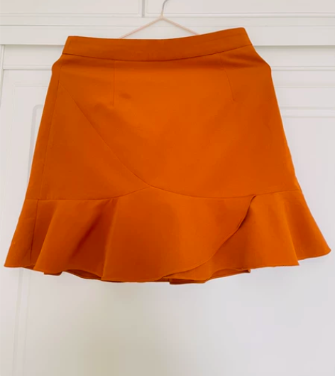 橘色包臀鱼尾裙 膝盖上方 裙身有三处勾丝痕...