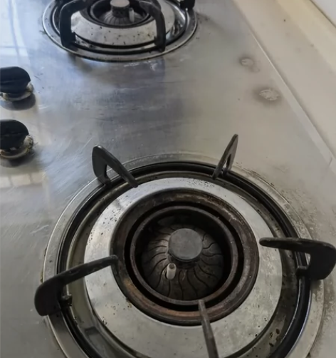 家中闲置的红日牌燃气灶，两个灶头芯找不到了...