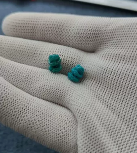 绿松石全玉华抱抱蛙一对，打灯全透，能用的来...