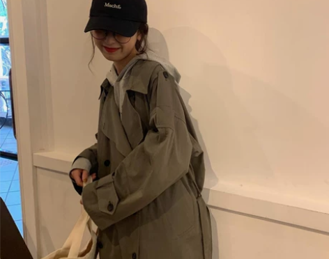 军绿色风衣 m码 几乎全新 衣服太多了 不...