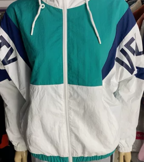 特步双层连帽外套，专柜正品，全新带吊牌，1...