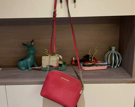 MK红色背包,中号 感兴趣的话点“我想要”...