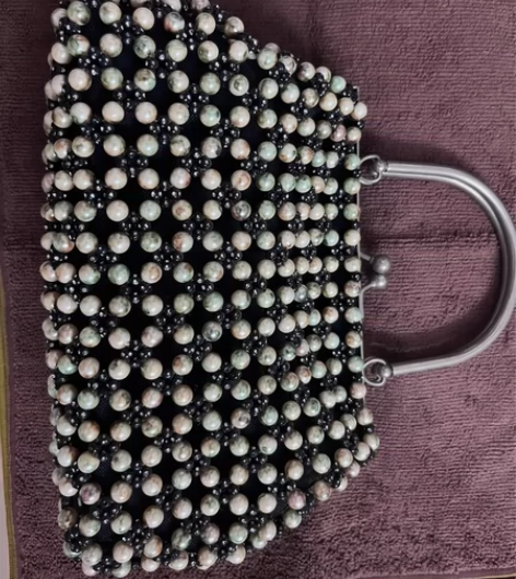 深蓝色的天幕中的星星，好似不经意间洒下的珠...