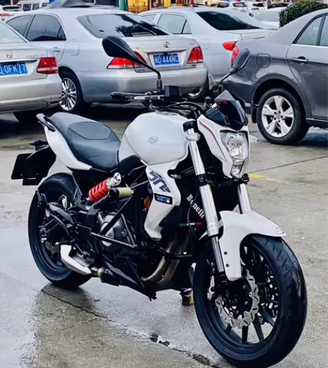 15贝纳利黄龙300，公户不用过户交钱提车...