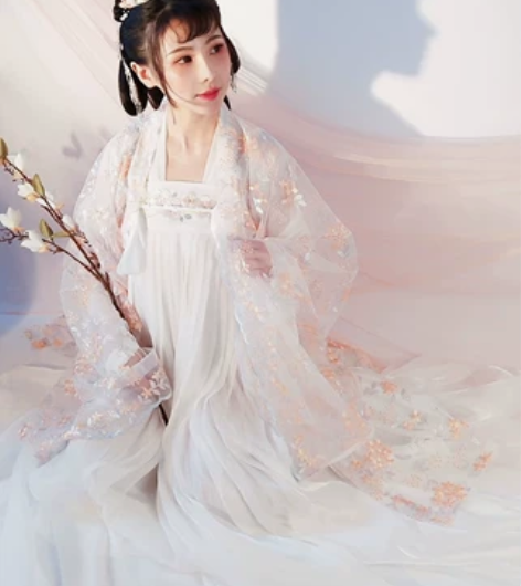 东月棠春樱汉服白色 自己买了云月的大袖配，...