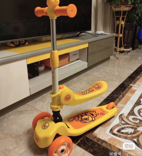 全新小黄鸭滑板车儿童宝宝溜溜车婴幼儿小孩可...