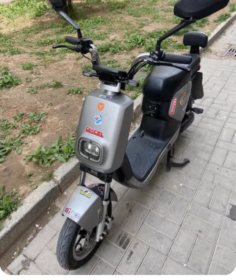 雅迪欧冠48V电动车，锂电池可以提出来充电...