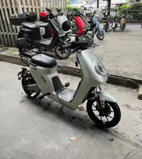 工作调动，出售一辆新国标小牛电动车，有黄牌...