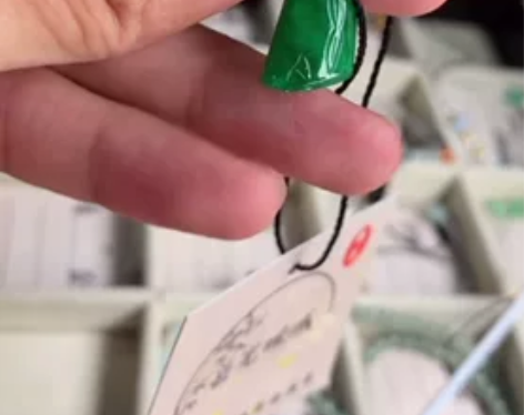 岳光倾城翡翠 绿牌 18k金镶嵌的绿牌扣...