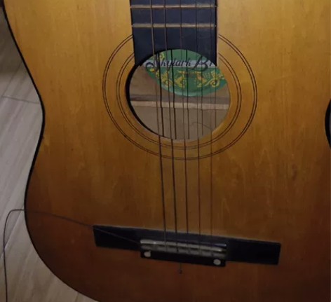 大学时代的木吉他,今天清理房间翻出来了,有...