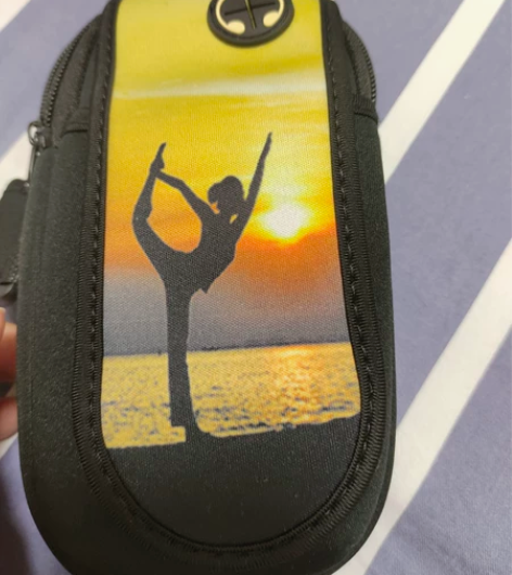 手臂包，跑步运动很方便，有耳机孔，买了没用...