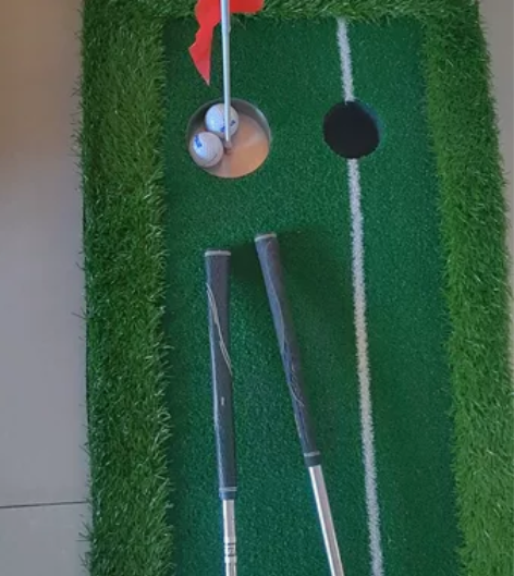 高尔夫球草坪+两个练习杆+6个高尔夫球。便...