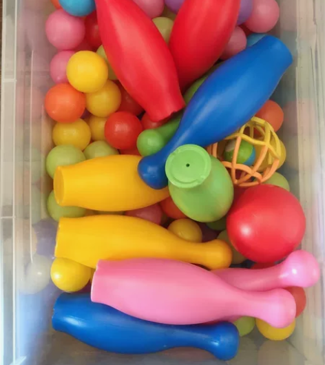 儿童玩具海洋球一箱和一套彩色保龄球套装所以...