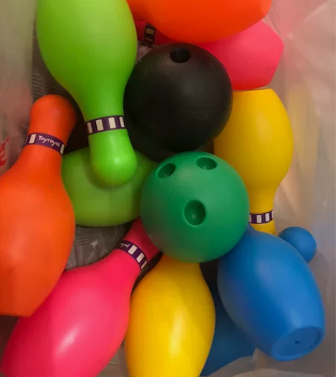 儿童保龄球，有一个瓶子上面有狗咬的印 感兴...